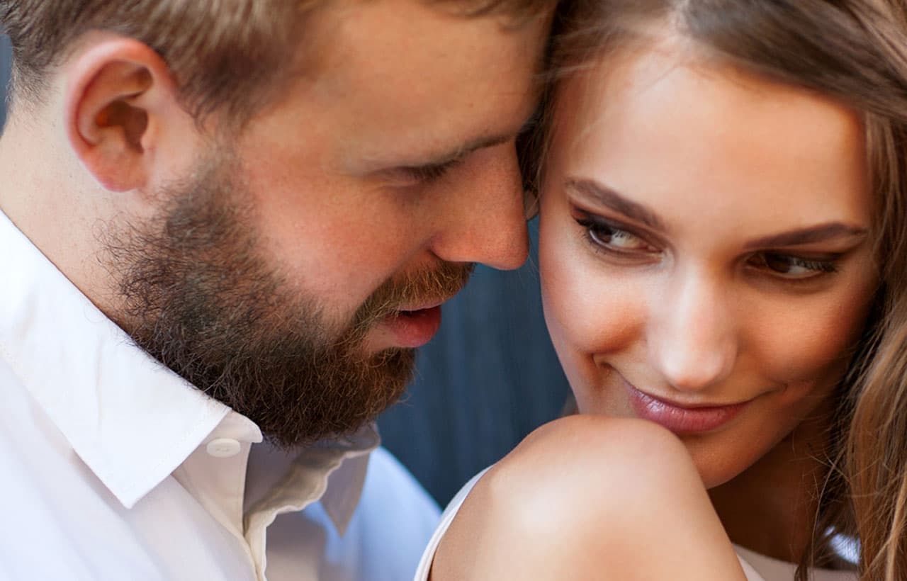 Las mujeres de Acuario pueden ser las últimas de su grupo cercano en encontrar el amor, porque no paran de buscar alguien tan refinado, altruista e inteligente como ellos. Una vez que están en una relación seria, se entregan totalmente y sus uniones son considerados como modelos, porque han elegido muy bien a sus parejas y son expertas en hacerse brillar y notar como pareja.