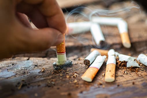 <b>Aumenta la edad para comprar cigarrillos:</b> Los clientes que compran tabaco deben tener 21 años y eso incluye tanto cigarrillos regulares como cigarrillos electrónicos. La ley no se aplica a los militares. Los infractores enfrentarán un delito menor y una multa de hasta $ 500.