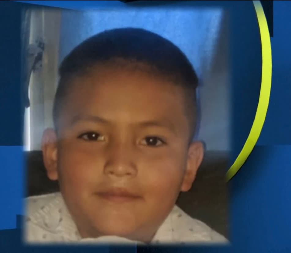 Compañeros y maestros de su escuela llevaron un montón de globos blancos inflados para darle un último adiós a Edwin y al mimso exigieron todo el peso de la ley para el padrastro, 
<b>pero también anhelan que se investigue a la madre del niño. </b>
<br>
<br>
<br>