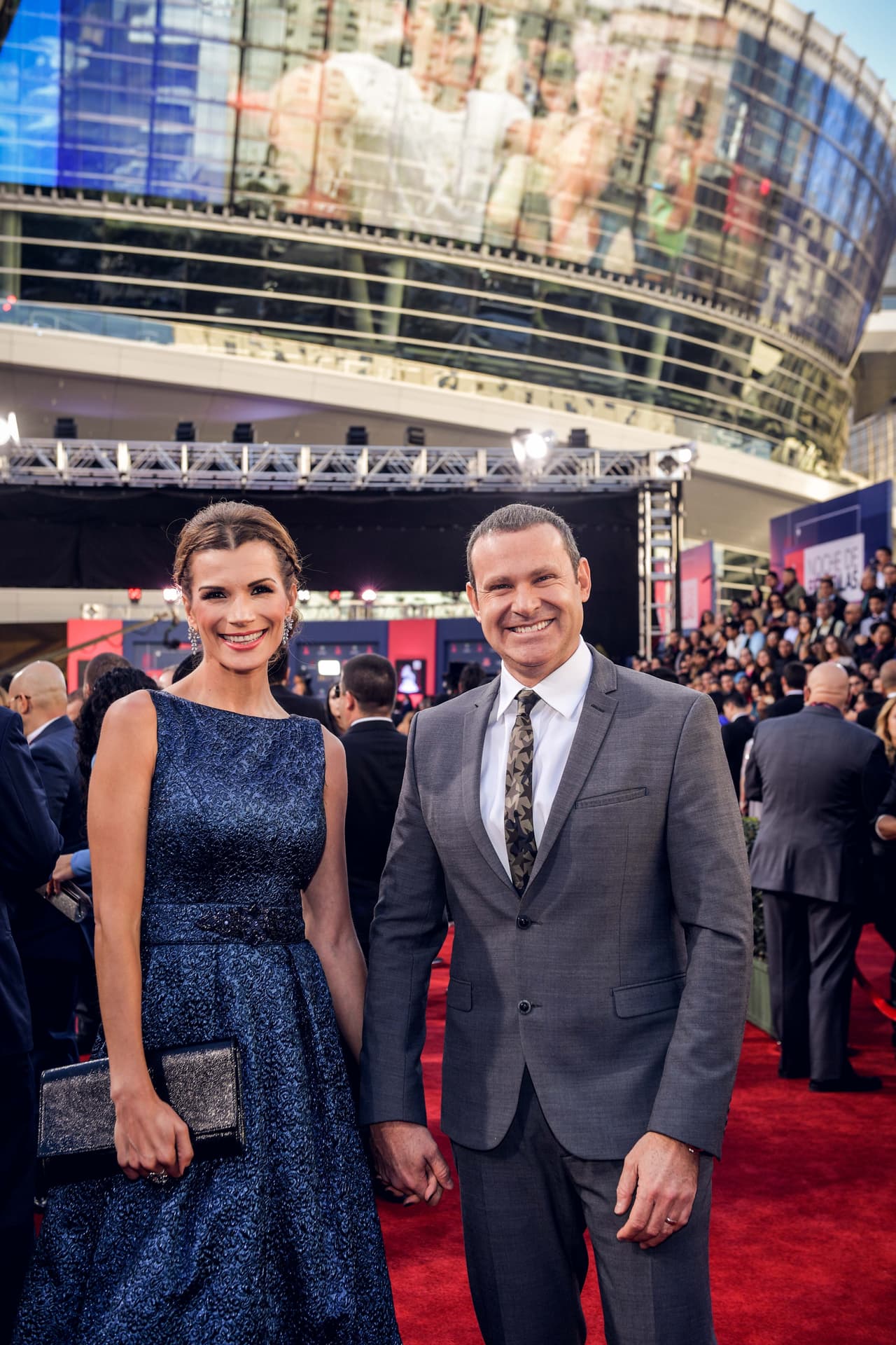 El presentador y su esposa fueron toda sonrisas a su paso por la alfombra.