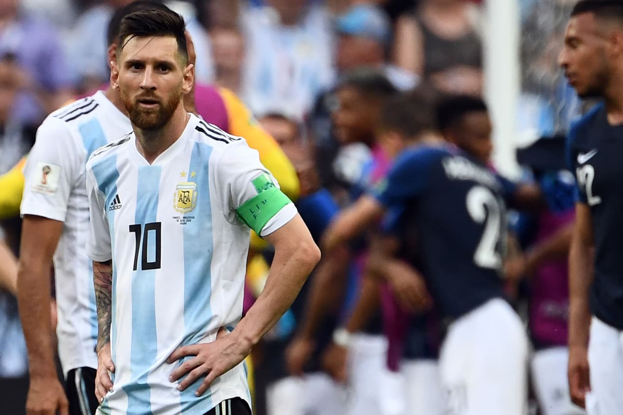 Delantero: Lionel Messi (Argentina) - El final del Mundial para el astro sudamericano no fue como se esperaba. Le favorece que fue quien fabricó dos de los tres goles ante Francia –uno accidental, el de Mercado, y el otro con un centro perfecto al 'Kun' Agüero–. Sin embargo, siendo la estrella que es, nos quedamos esperando mucho más.
