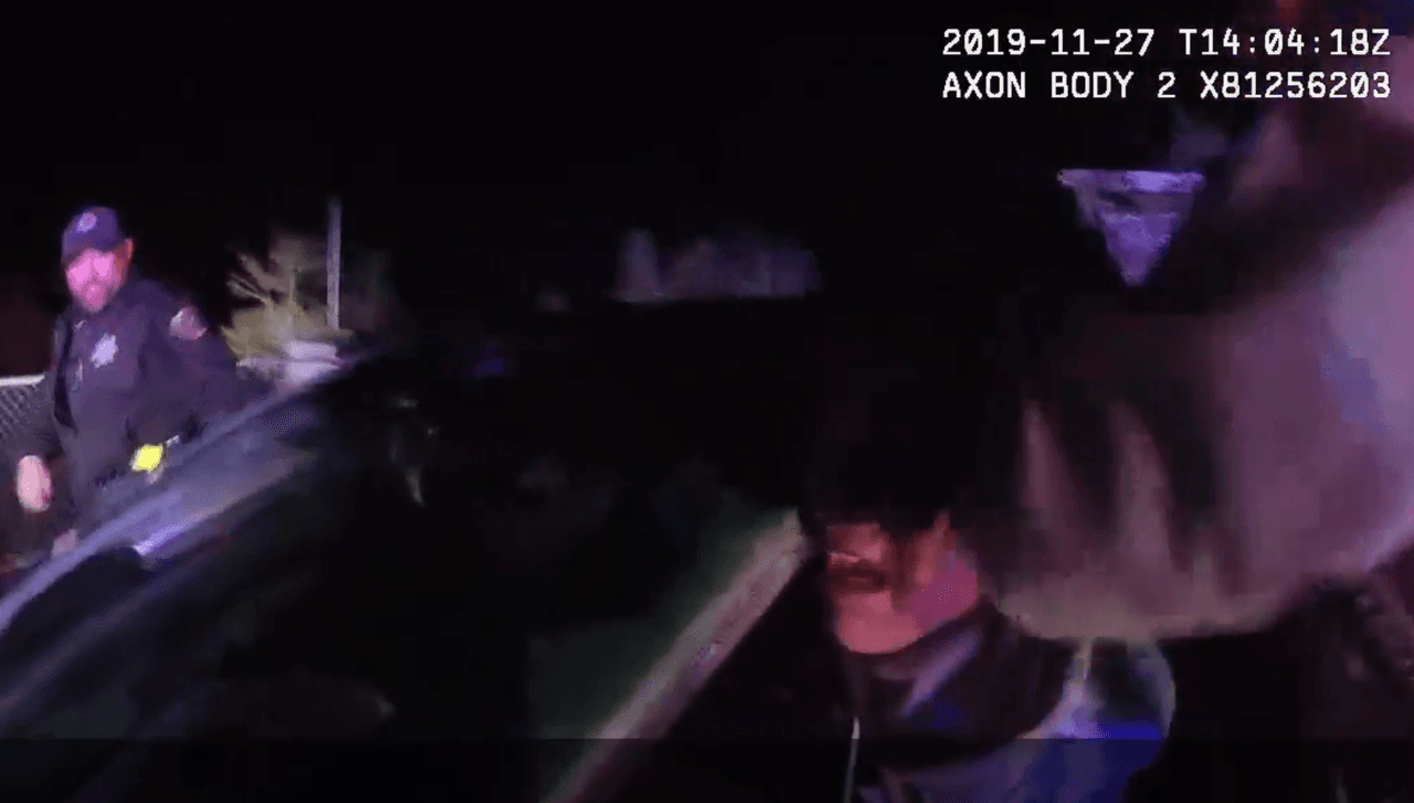 Momento en que el conductor sospechoso es sacado del vehículo y reducido por el agente Blount.