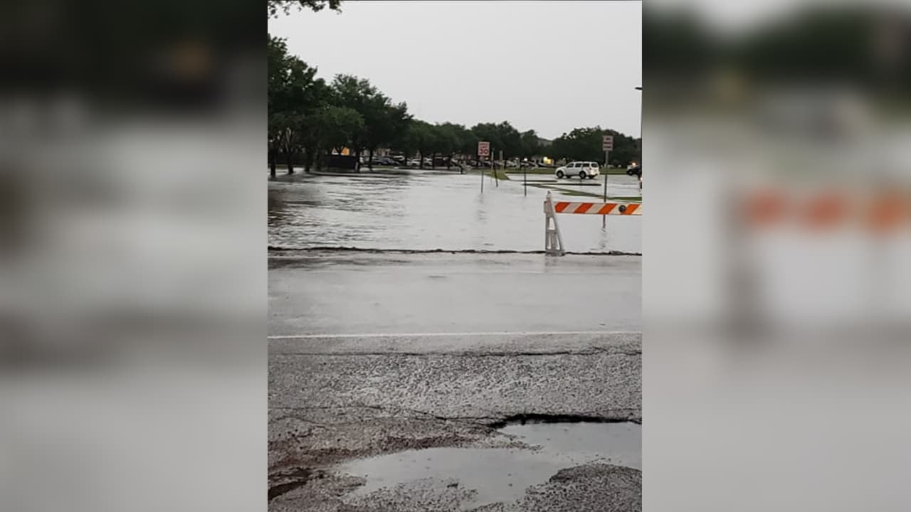 Las acumulaciones de agua rebasaron las nueve pulgadas en algunas zonas de Houston.