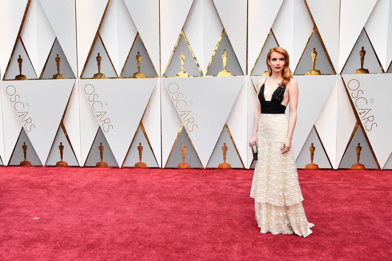 Emma Roberts en la alfombra roja de los Oscar