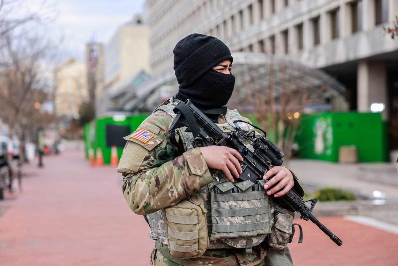 <b>Puesto 7. Idaho</b>
<br>
<ul>
 <li>Tasa de verificación de antecedentes de armas de fuego de enero a junio de 2021: 110.6 por cada 1,000 personas</li>
 <li>Verificaciones de antecedentes de armas de fuego hasta junio de 2021: 148,000. </li>
 <li>Total de verificaciones de antecedentes de armas de fuego en 2020: 281,300.</li>
 <li>Total de verificaciones de antecedentes de armas de fuego en 2019: 209,300.</li>
 <li>Cambio de 2019 a 2020: +34.4%. </li>
 <li>Muertes por arma de fuego en 2019: 13.5 por cada 100.000 habitantes.</li>
</ul>
<br>NPR comentó sobre otra tendencia, "la mayoría de las veces los principiantes compraron pistolas semiautomáticas, superando en 2 a 1 a la segunda arma de fuego más comprada, las escopetas”.
<br>