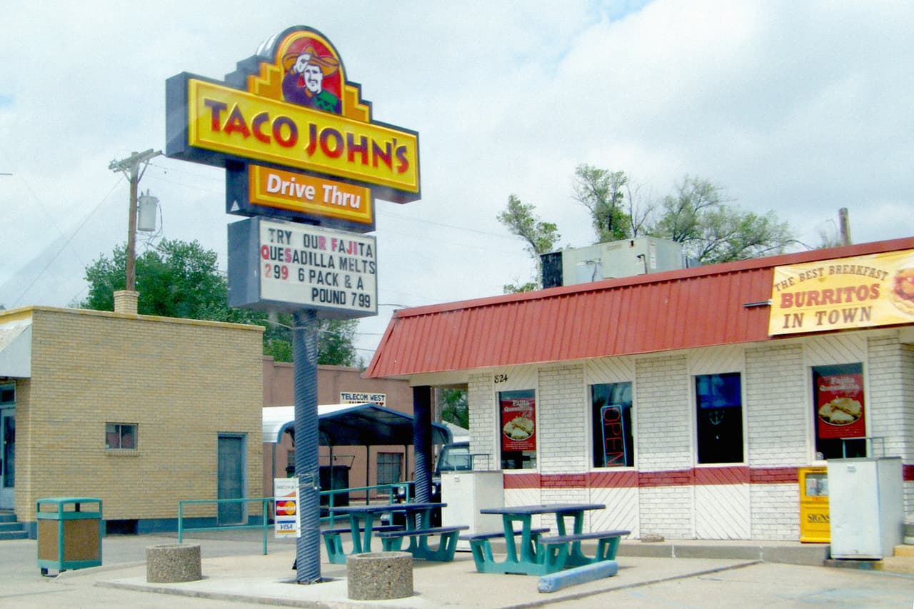 <b>Puesto 7. Taco John's.</b> Fue fundada en 1969 en Cheyenne, Wyoming. 
<a href="https://tacojohns.com/"><u>Tiene cerca de 380 locales en 22 estados</u></a> y en 2019 obtuvo una ganancia de 373 millones de dólares.