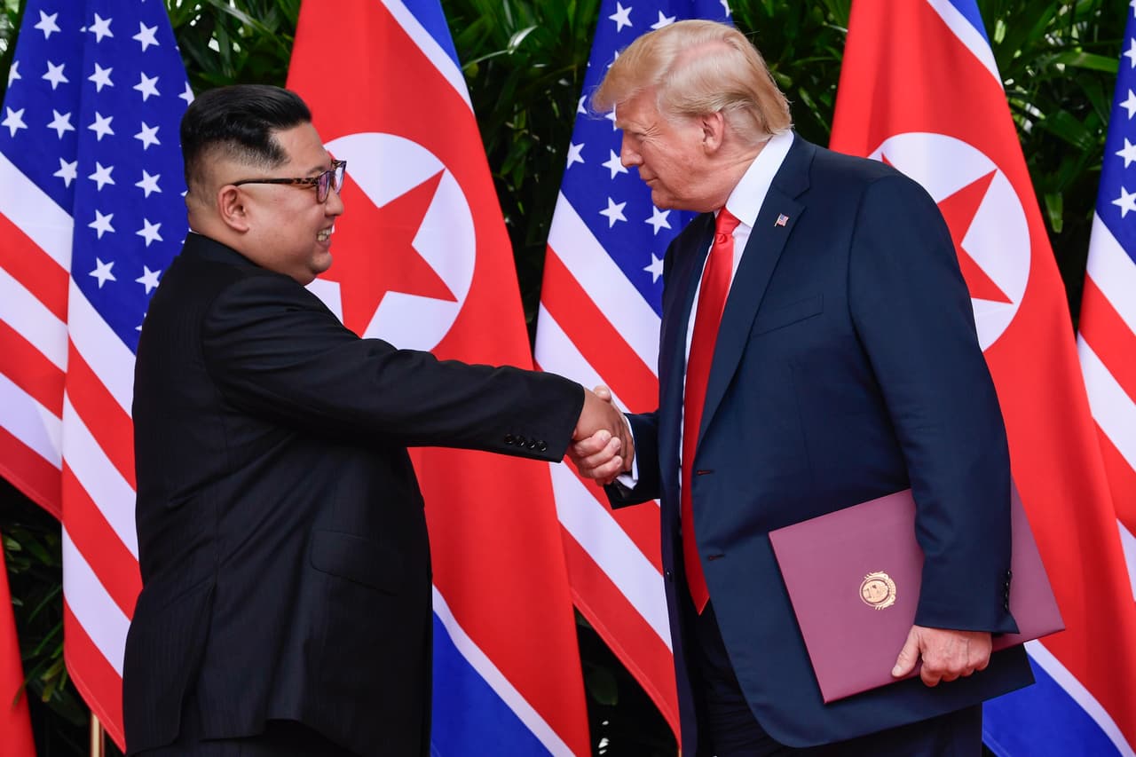 Trump y Kim se dan las manos, se tocan el hombro y sonríen: el cara a cara de "ciencia ficción"