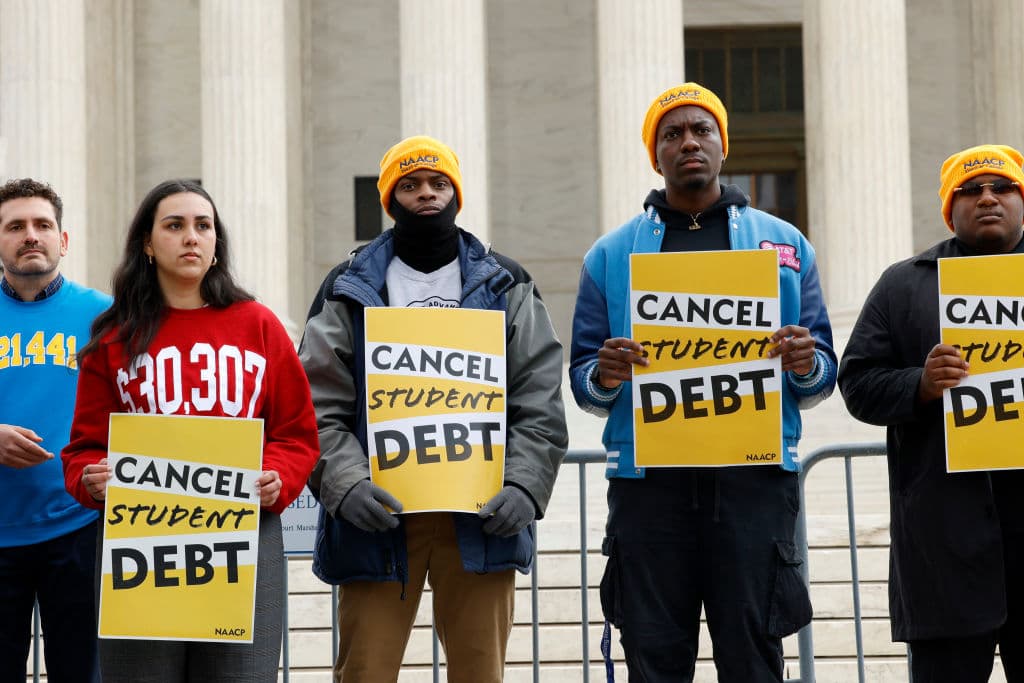 SAVE | Biden lanza nuevo plan de deuda estudiantil tras el revés sufrido en la Corte Suprema