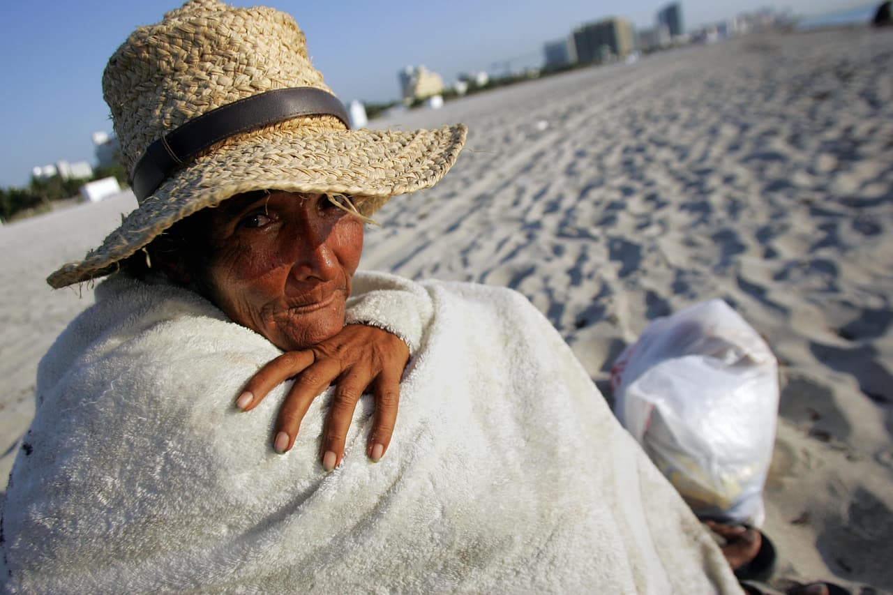 Los homeless de Miami que no quieren ir a refugios están siendo evacuados contra su voluntad