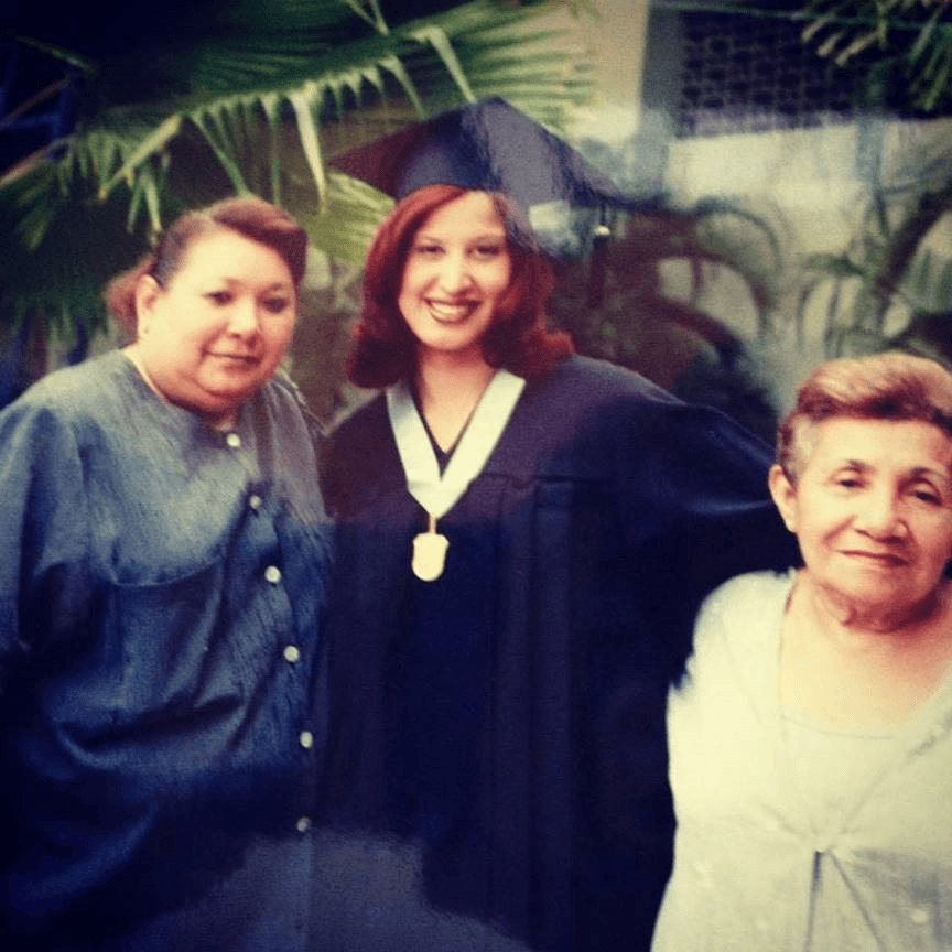 Elyangelica González compartió en el show esta fotografía junto a su familia del día en que se convirtió oficialmente en periodista.