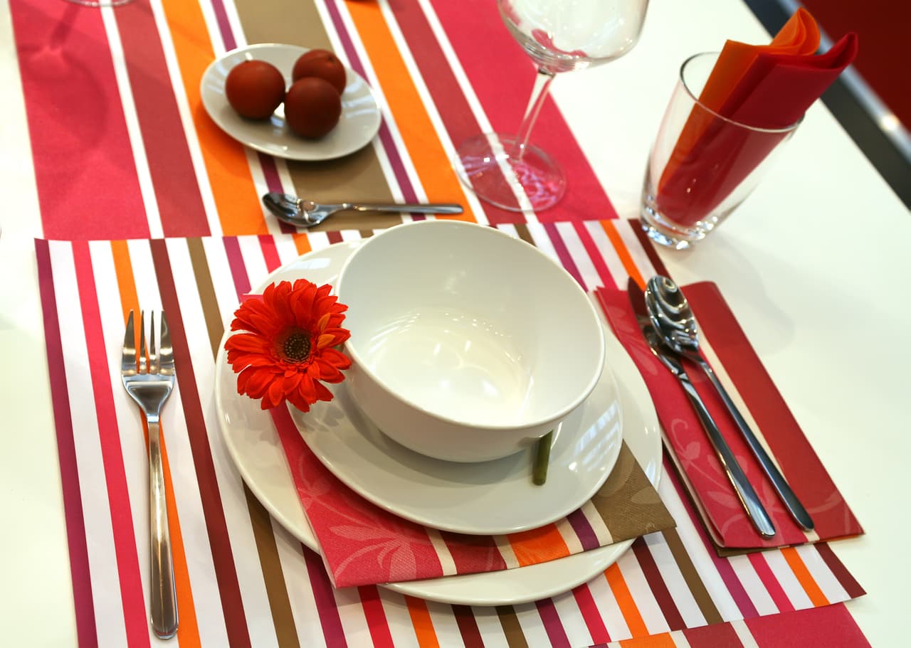 ¿A quién no le gusta sentarse en una mesa bien arreglada? Servilletas de tela, copas, usa tu imaginación. No tienes que gastar de más pues seguramente en tu casa tienes lo necesario para prepararla.