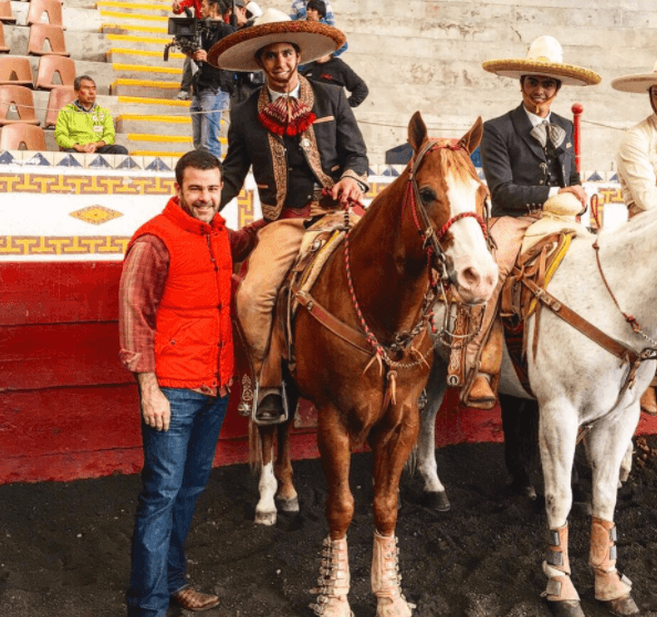 El galán de telenovelas Eduardo Capetillo también tiene un sexy y guapo hijo llamado Eduardo Jr.