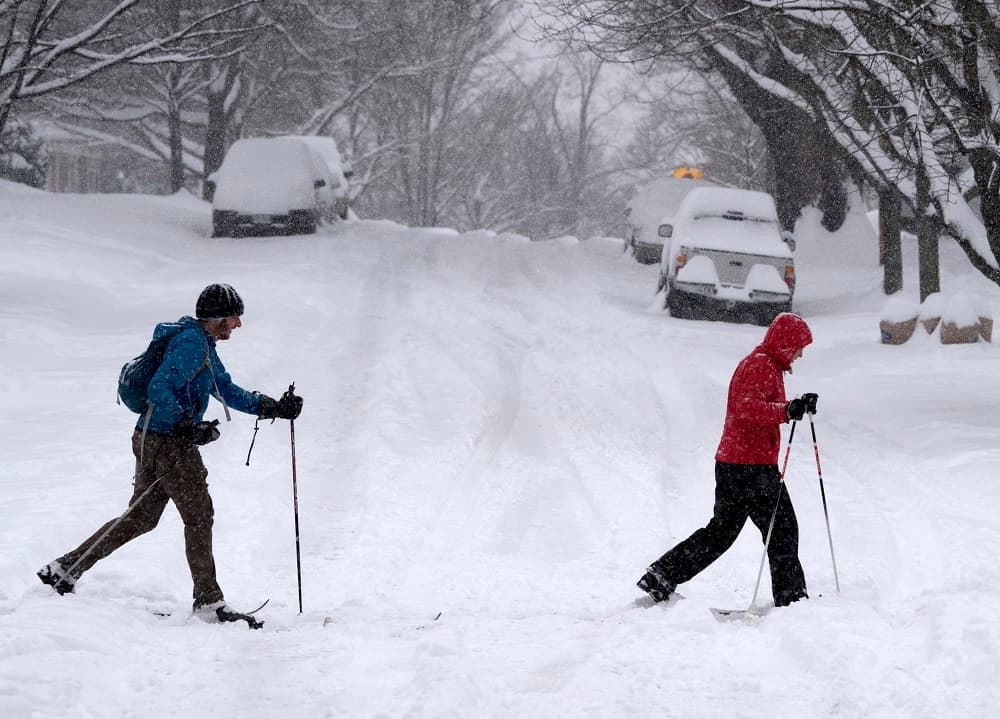 Los gobernadores y autoridades locales en varios estados declararon el estado de emergencia antes de la tormenta, que cruzó varias regiones del sureste y azotó con especial dureza partes de Carolina del Norte y Virginia. Dos personas marchan por las calles de Roanoke, en Virginia, utilizando sus esquís.