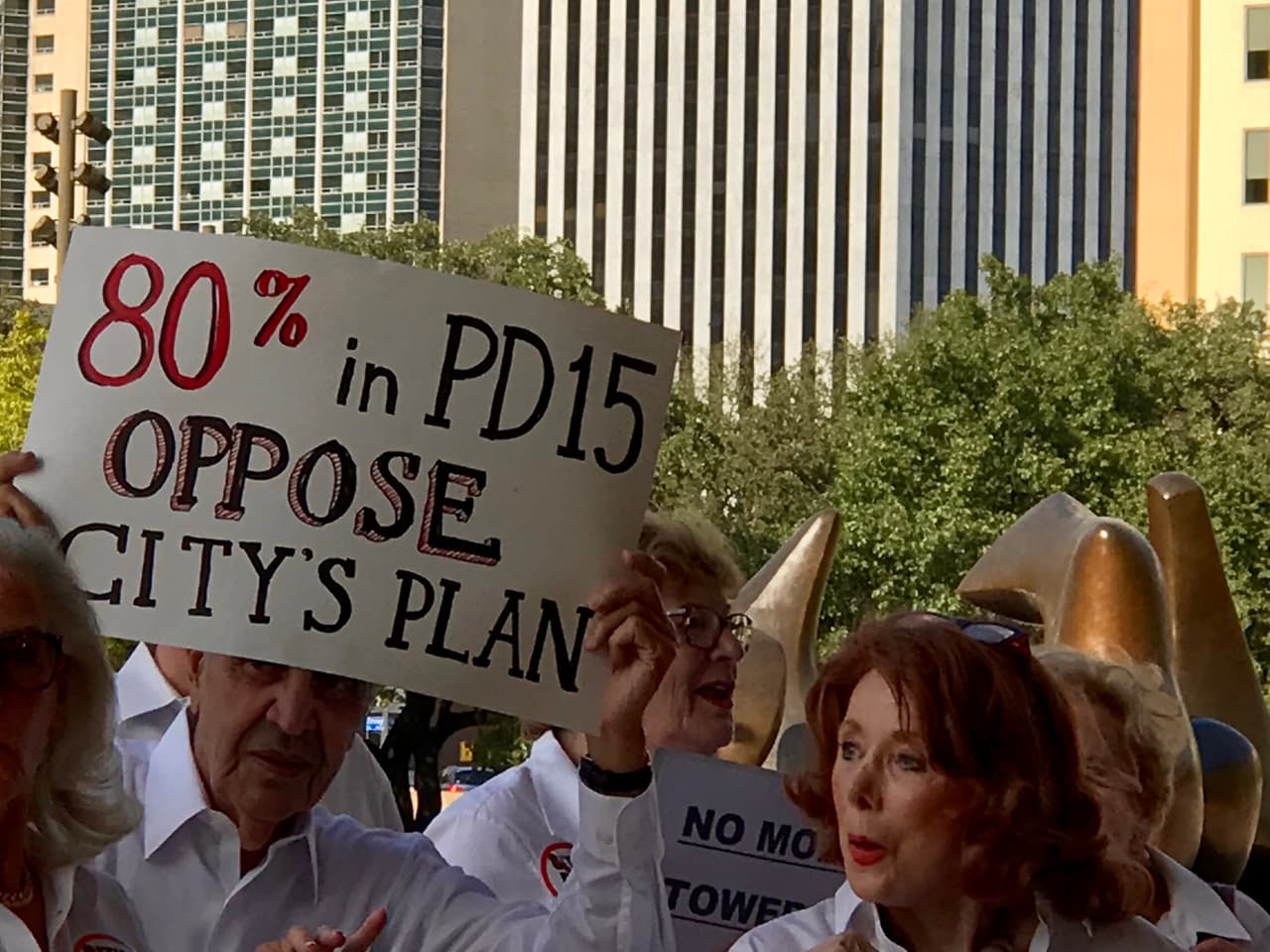 Quienes estan a favor de la rezonificación agregan que es tiempo de atraer a residentes jovenes a la zona. El plan inicial contemplaba la construcción de edificaciones de 4 pisos máximo.