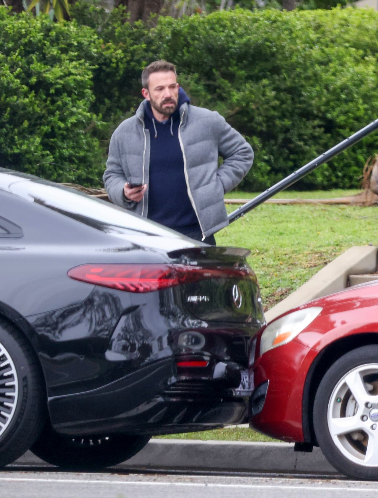 Pero quedó atrapado por otro auto frente a él y uno más detrás. 
<br>