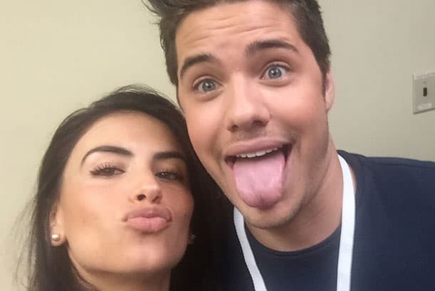 William Valdés y la bella Jessica Cediel ya se han colado a los ensayos de Premios Juventud y nos presumen que nos tendrán al tanto de todos los detalles.