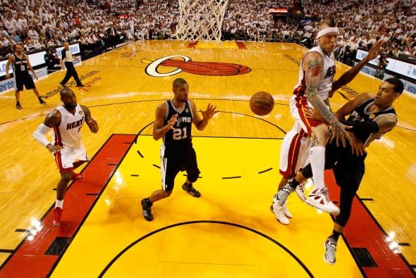 Habrá séptimo juego entre los Spurs y los Heat (30 fotos) ¡Locura total! Un juego electrizante, inolvidable, donde ambos equipos dieron una demostración inolvidable en el American Airlines Arena, manteniendo en vilo a los fanáticos en San Antonio y en Miami, primero durante los 48 minutos regulares y después en los 5 minutos de OT. .Tim Duncan, con una clásica demostración durante todo el partido, anotó más tantos en la primera mitad que la combinación de los 3 de Miami, Wade-James-Bosh 25/21, facilitando que los Spurs dominaran al Heat hasta comenzar el cuarto período, cuando Miami llevo a cabo un cambio de jugadores. Cuando solo faltaban 5 segundos para coronarse campeones los San Antonio Spurs, el incomparable Ray Allen empató el partido con un tiro de 3 puntos, forzando el OT. Con 1:43 en el reloj, LeBron James (triple/doble, 32 puntos, 11 asistencias y 10 rebotes) encaramó al Heat 101-100, y al concluir el OT, de nuevo Allen realizó una formidable jugada defensiva, dando dos puntos más al Heat, que terminó, a pesar de los umpires y para desconcierto de los comentaristas que daban el cetro a San Antonio, 103-101 sobre los Spurs. .