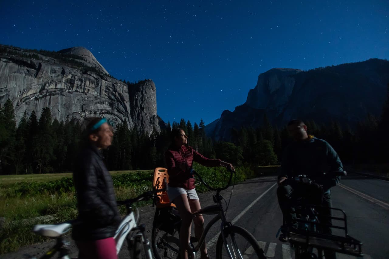 La experiencia del anochecer y ver las estrellas mientras pedaleas es algo que recordarás siempre.
