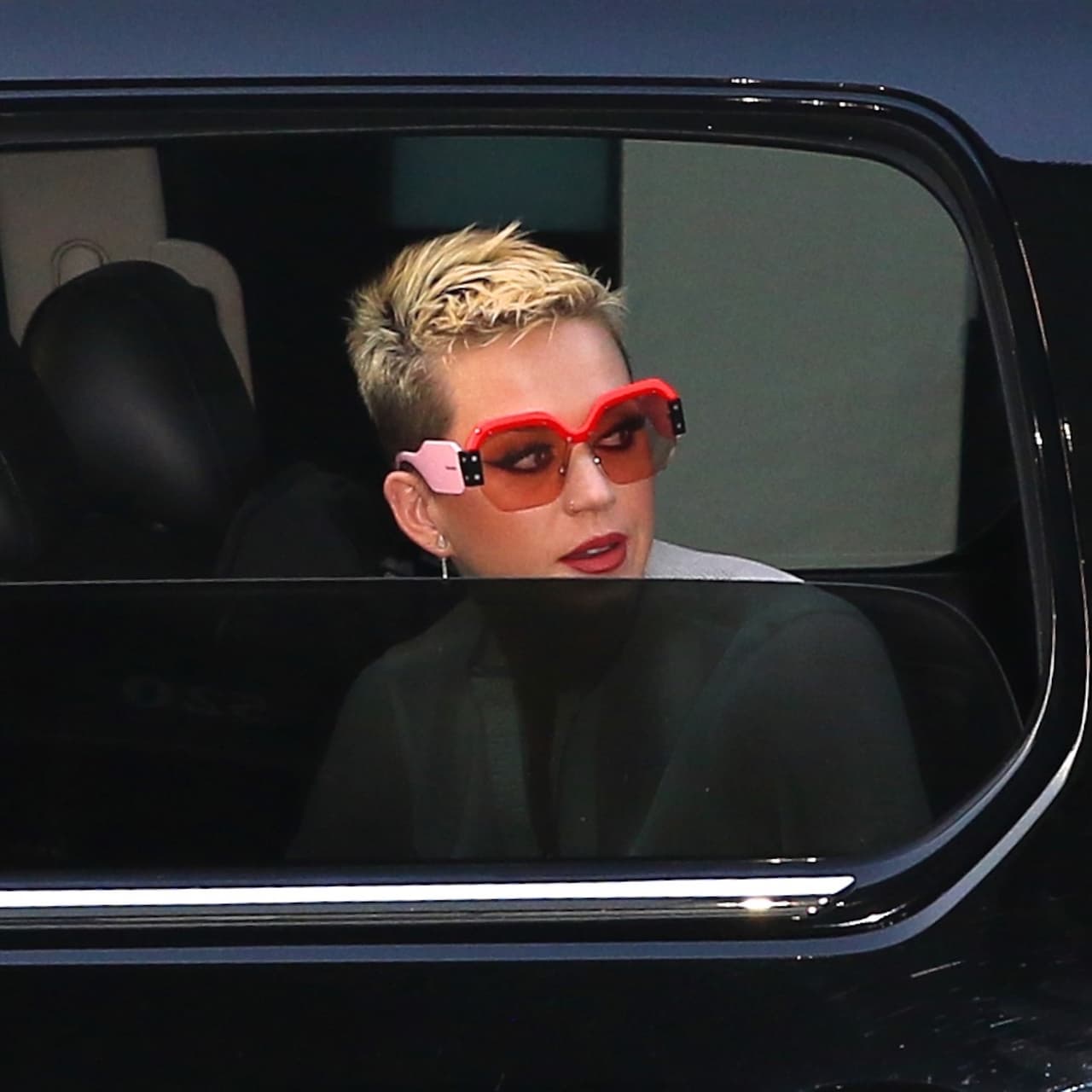 Swift escribió 'Bad Blood' para Katy Perry y ella respondió con el tema 'Swish Swish', pero dijo en una entrevista que si Taylor le habla por teléfono, la pelea podría llegar a su fin.