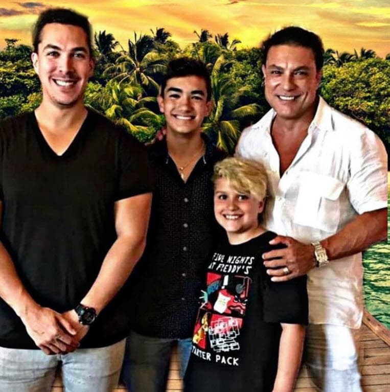 "Yo renuncio a Televisa en el año 2011 porque digo: 'Mi misión de ahora en adelante es
<b> unir a mis tres hijos</b> de diferentes madres bajo un mismo techo'", reveló. 
<br>