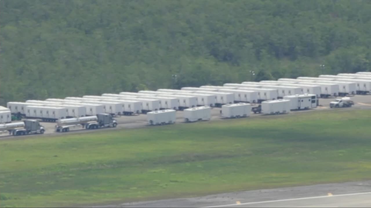 De acuerdo con el fiscal general de Florida, James Uthmeier, para principios de julio la cárcel de migrantes que él ha llamado "Alligator Alcatraz" o "Alcatraz de los Caimanes", podrá albergar a 1,000 migrantes indocumentados. El construcción del centro en medio de los pantanos comenzó este lunes y en el lugar, donde se vio movimiento de maquinaria pesada, remolques y baños portátiles.