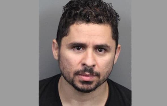 Pero la más impactante fue esta imagen, que corresponde al mugshot de su primera parada en una cárcel luego de ser extraditado.