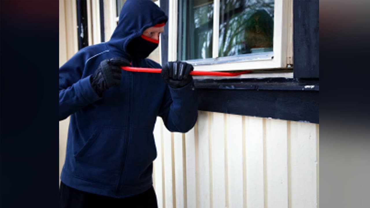 <b>Si lo retiras, no lo tienes asegurado</b>
<br>Andrés Gutiérrez señala que 
<b>retirar tu dinero</b> del banco 
<b>solamente lo pone en riesgo</b>, pues no solamente no genera réditos, sino que no cuentas con el seguro ni el respaldo de alguna institución.