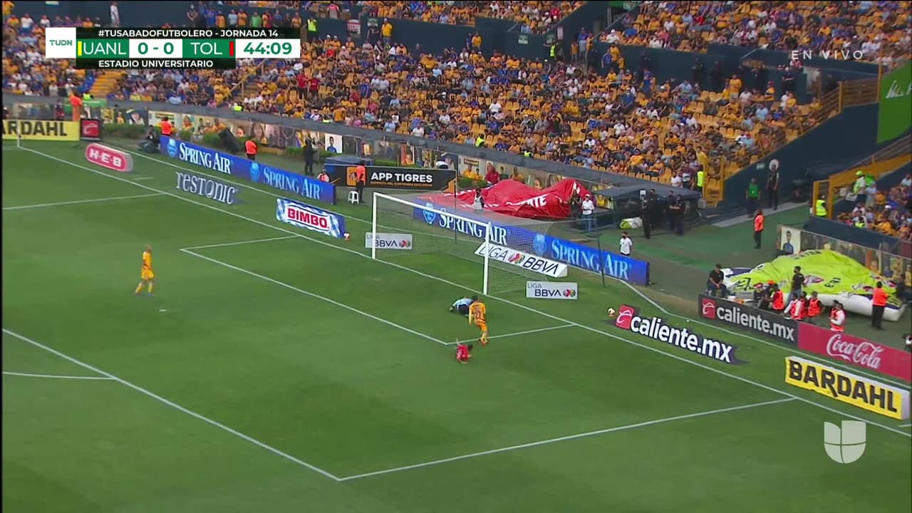 ¡TIRO ATAJADO! disparo por Leonardo Fernández.