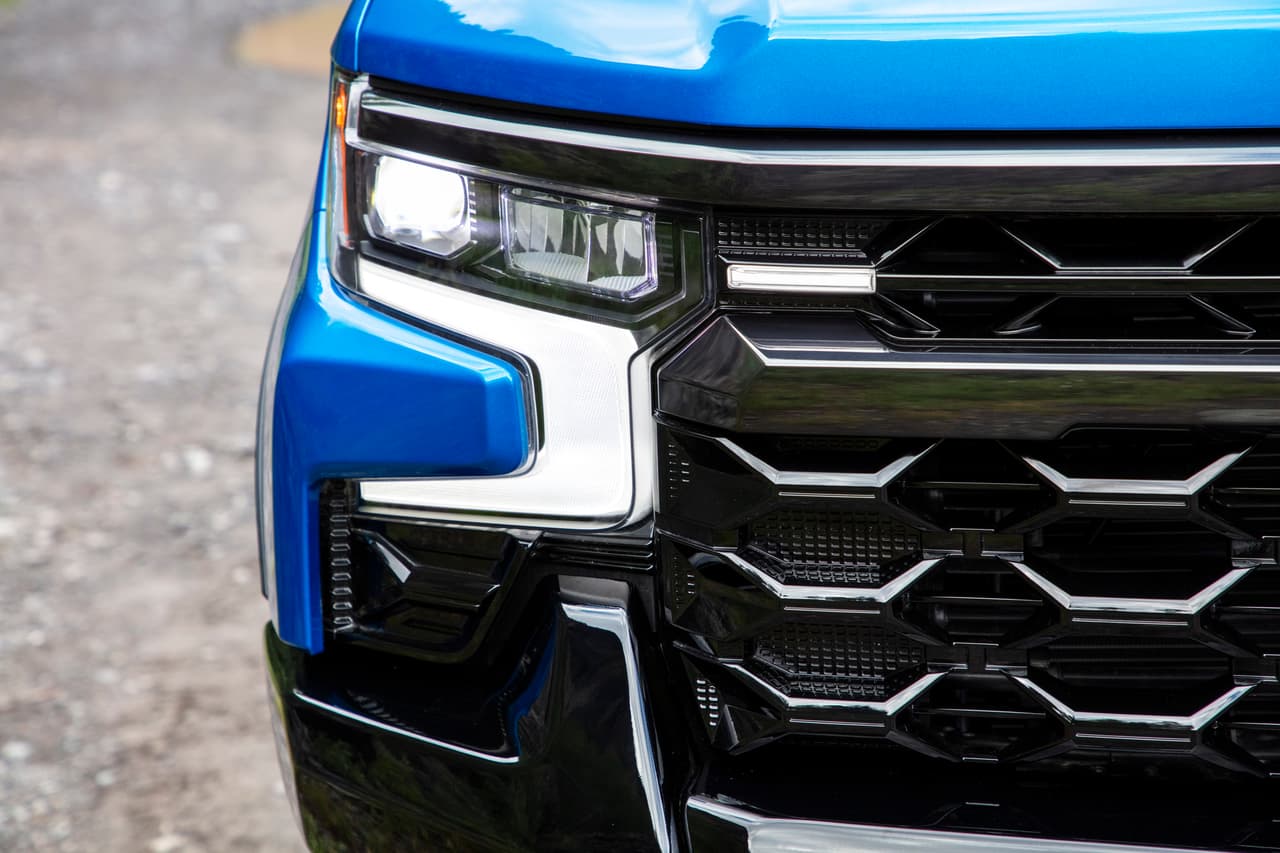 Además de estos atributos, la nueva Silverado ZR2 se distingue visualmente de las otras variantes por incluir una protuberancia en el capó de color negro, un diseño único para la parrilla delantera con iluminación integrada, un emblema hueco para mayor circulación del aire al motor, rines exclusivos de 18 pulgadas e insignias ZR2.