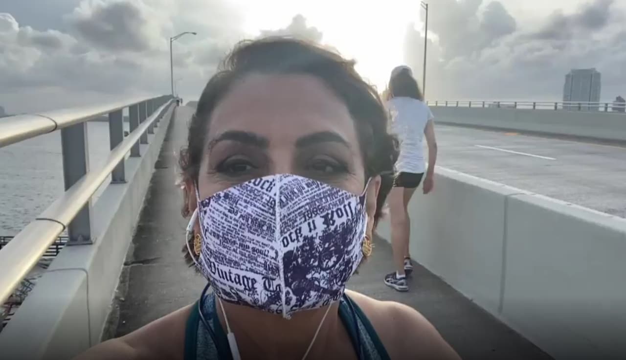 María Antonieta Collins salió a correr y a disfrutar de un día nublado en el mar, eso sí, muy bien protegida.