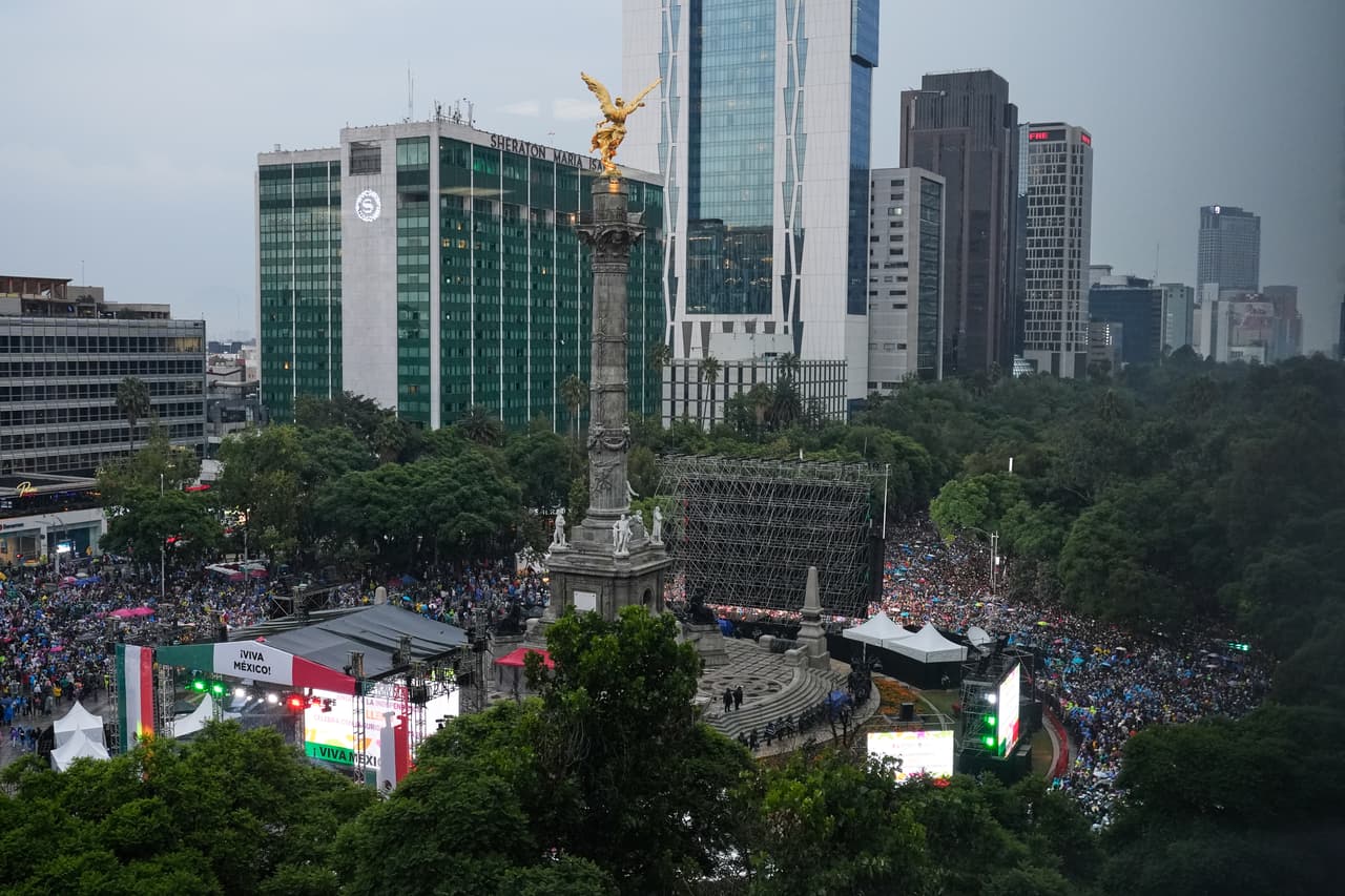 La lluvia tampoco mermó el ambiente en el mítico estadio Azteca de la Ciudad de México, donde una incansable afición aguardaba - y después apoyaba al unísono- a su selección.