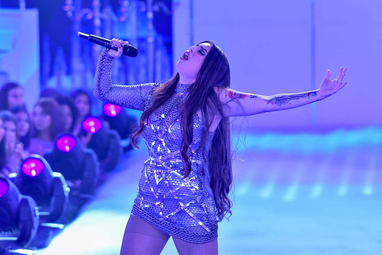 Giselle compartió el stage con ocho músicos que la acompañaron en este rockero tema.