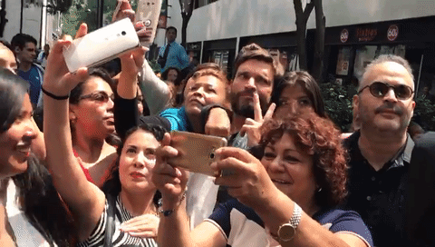 Aquí, de nuevo, con su señal de la victoria. Así Julián Gil deba pagar el dinero que exige Marjorie de Sousa, él ya ganó en popularidad en este viacrucis.