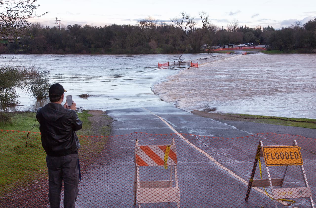 Otras señales naturales que te pueden alertar sobre la posibilidad de un tsunami son los aumentos o descensos repentinos en el nivel del mar luego de un sismo, así como crujidos fuertes que provienen del océano. En esos casos, no se deben espera por las indicaciones de las autoridades, sino ponerse a salvo lo antes posible.