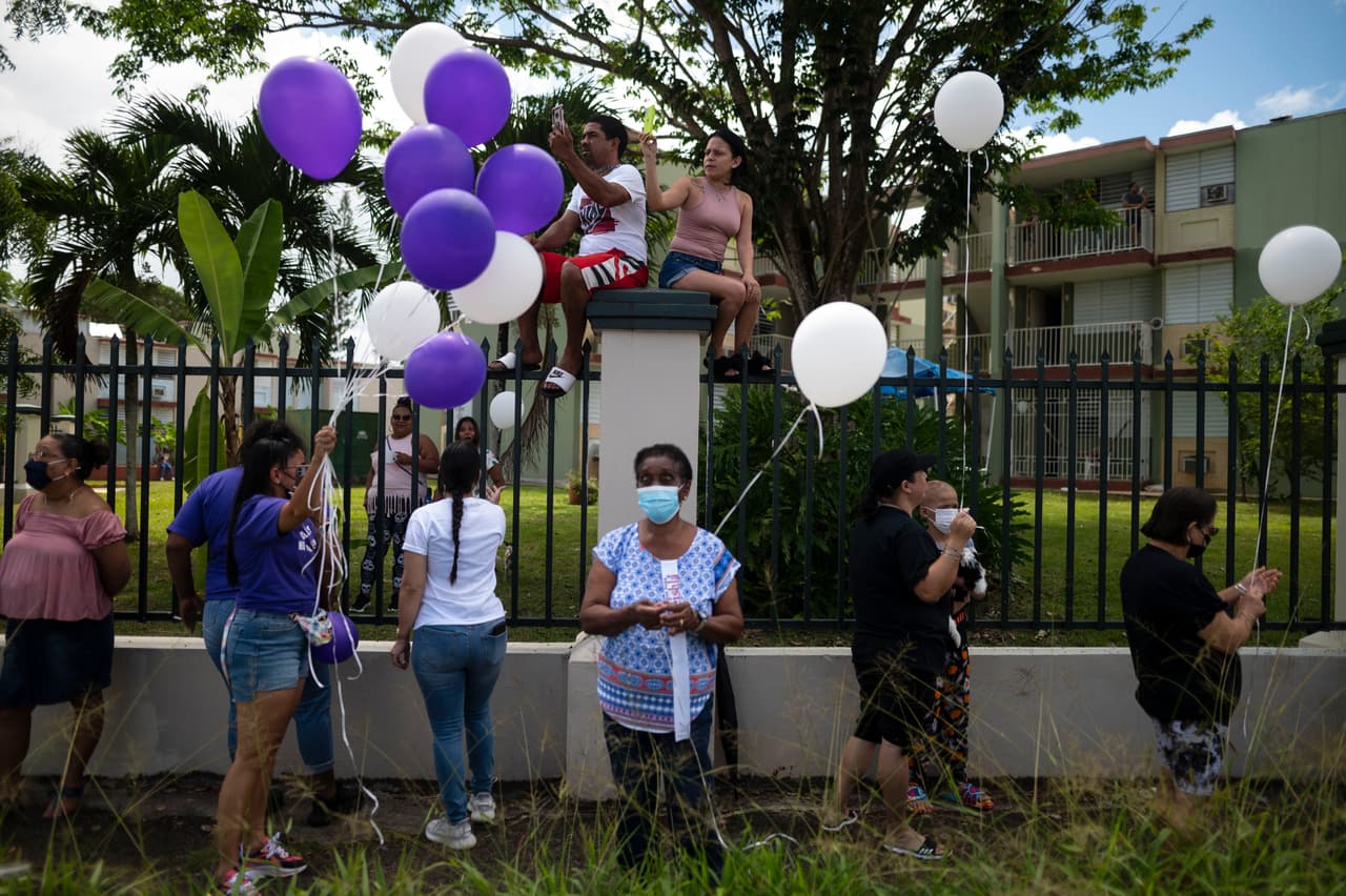Algunas personas llevaron globos para despedir a Keishla Rodríguez, cuyo destino final fue el cementerio de Guaynabo.