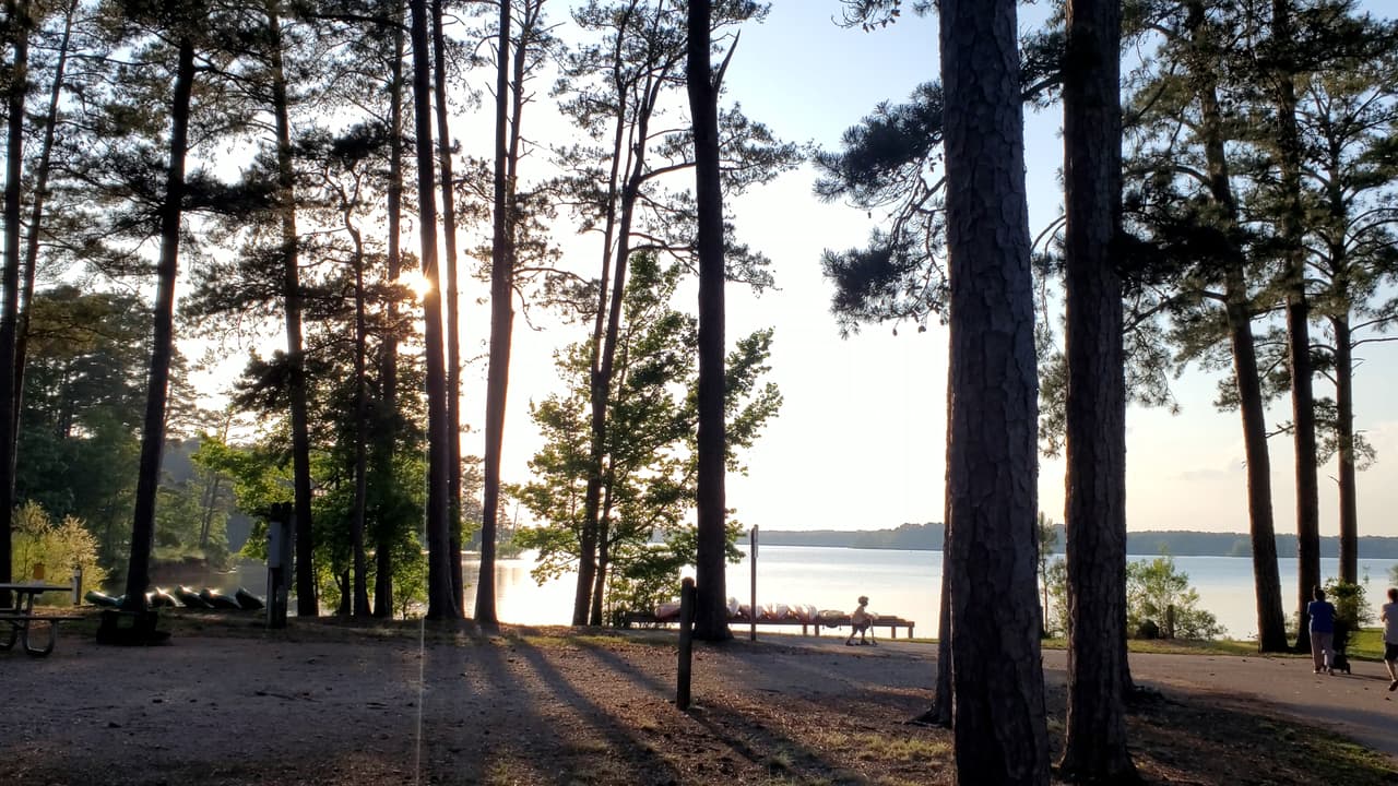 También se pueden recorrer varios senderos a pie o bicicleta.
