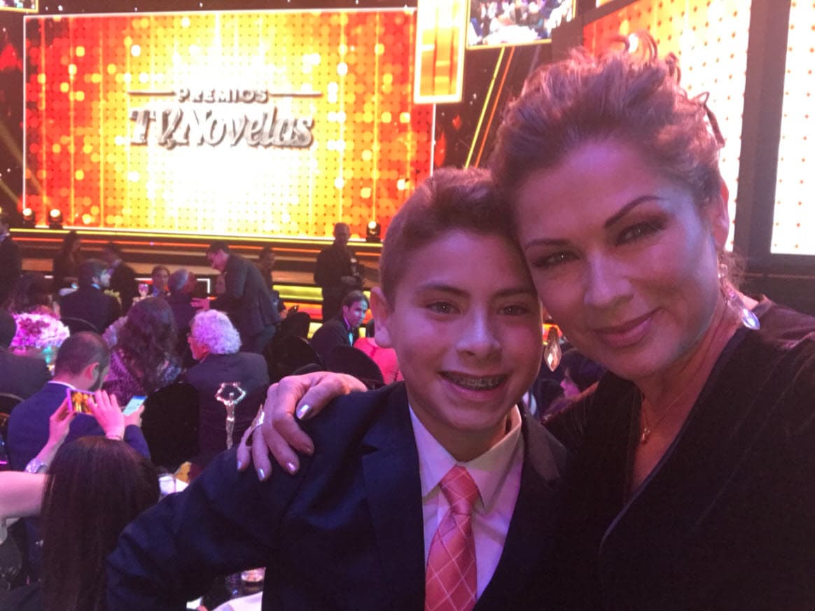 "(Sabe)
<b> <a href="https://www.univision.com/famosos/se-le-acabaron-los-ahorros-lety-calderon-confirma-que-vendera-un-apartamento-para-pagar-las-colegiaturas-de-sus-hijos-fotos" target="_blank">qué tiene que hacer hasta con el último lápiz</a></b> de esta casa", agregó, "con mis propiedades que tengo, una casa en Cuernavaca que tengo que me hice de ella hace muchos años". 
<br>