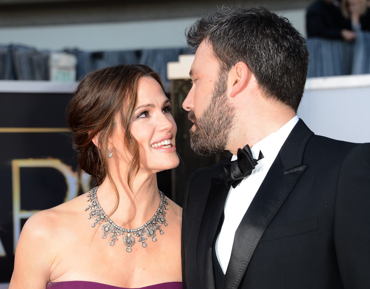 Tras varios meses de relación, Ben Affleck estaba listo para llegar al altar y le 
<b>propuso matrimonio</b> a la actriz con un 
<b>anillo de diamantes de 4.5 quilates</b> de Harry Winston.