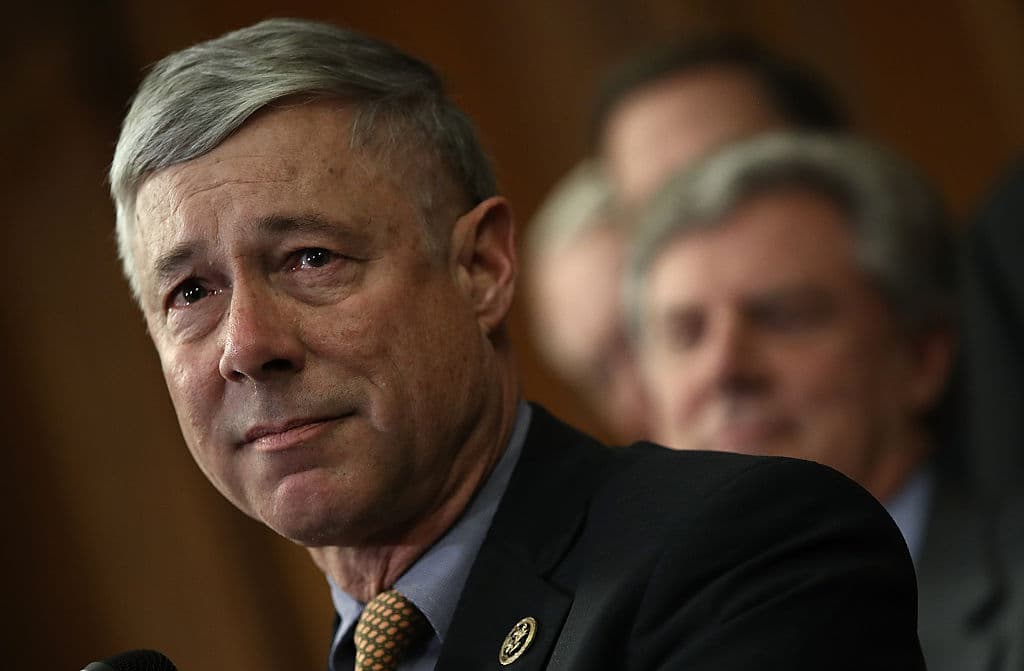 El 
<b>representante republicano Fred Upton de Michigan</b> 
<a href="https://upton.house.gov/news/documentsingle.aspx?DocumentID=401699" target="_blank">emitió un comunicado</a> anunciando que apoyaría el 
<i>impeachment</i> a Trump después de que el presidente "no expresara ningún arrepentimiento" por lo que ocurrió en el Capitolio. "
<b>Hubiera preferido una censura formal bipartidista</b> en lugar de un proceso de 
<i>impeachment</i> prolongado. Me temo que esto ahora interferirá con importantes asuntos legislativos de una nueva administración Biden. Pero es hora de decir: ya es suficiente", declaró.