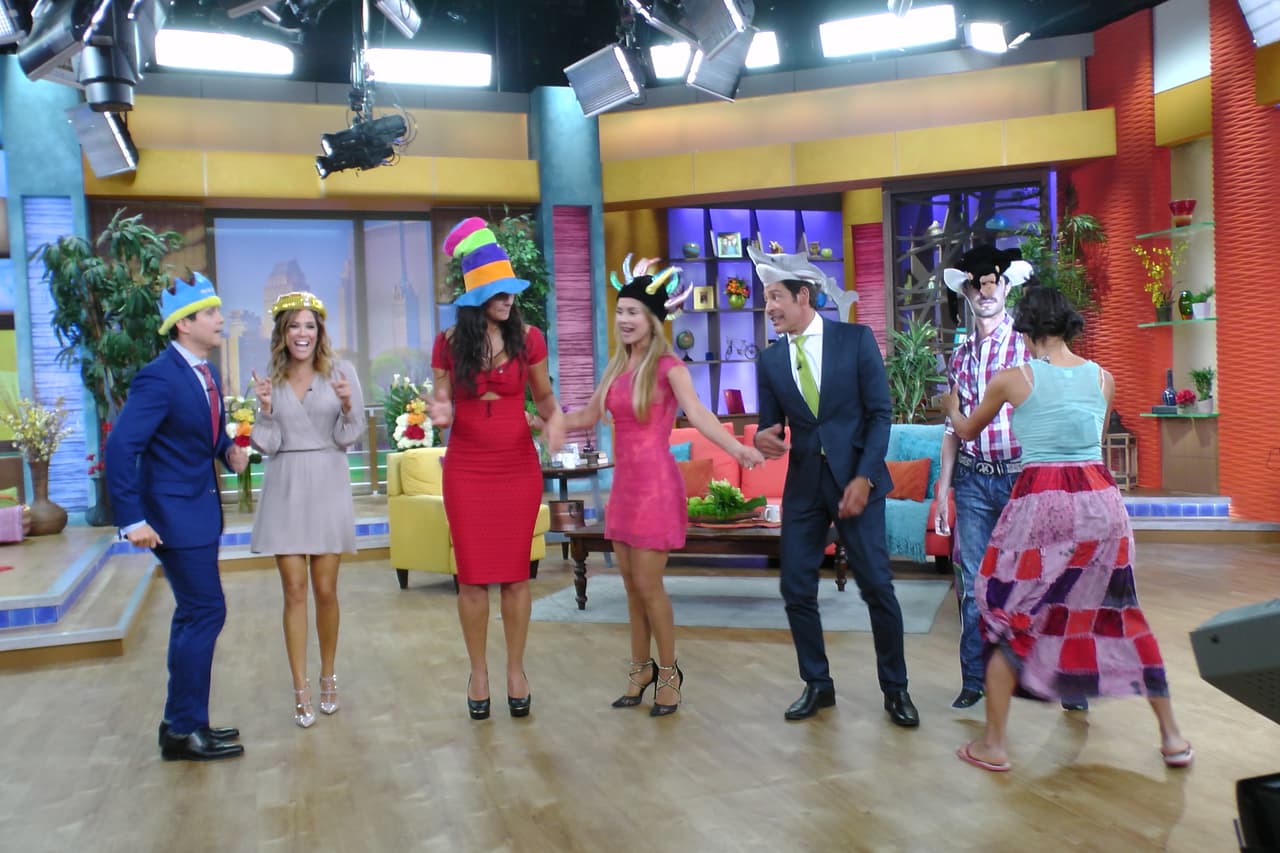 Bailando y cantando le dieron la bienvenida al martes.