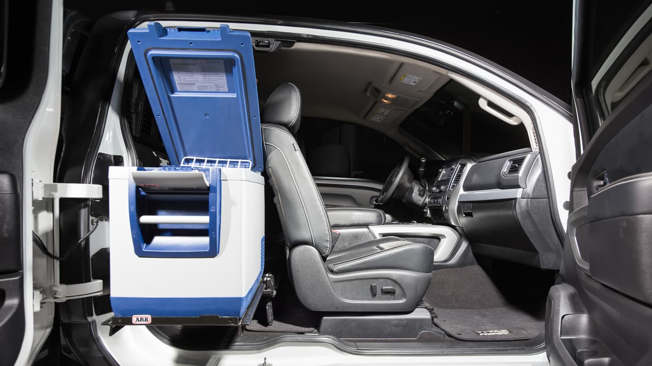 En la cabina se ubican una hielera ARB deslizable de 50 cuartos y un estante para guardar las especias para sazonar la carne.