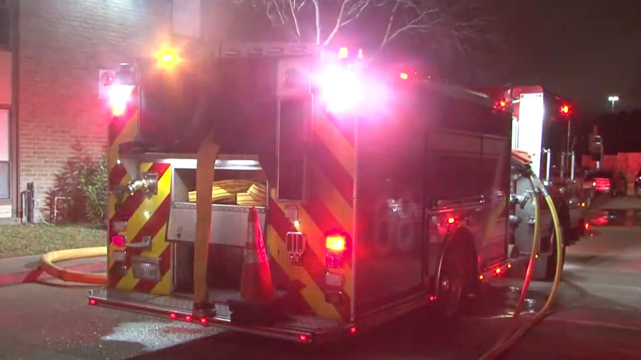 Para evitar incendios en las casas las autoridades recomiendan:-No dejar velas encendidas-No dejar productos inflamables cerca de los niños.-Revisar los enchufes, instalaciones eléctricas y de gas para estar seguros que hay fugas.-No fume dentro de una vivienda, en una cama o sillones.-No deje trapos o tela cerca de la estufa. 
<b><a href="https://www.univision.com/local/houston-kxln/conoce-estas-recomendaciones-de-las-autoridades-para-evitar-incendios-en-tu-hogar-video" target="_blank">Más información aquí</a></b>.