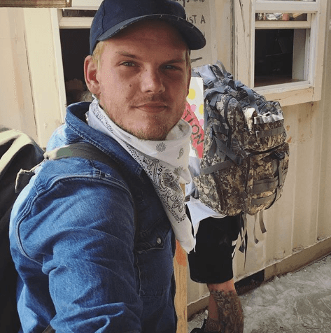 El famoso músico Avicii se suicidó en Muscat, Omán, la tarde del viernes 20 de abril. El DJ de origen sueco tenía solo 28 años de edad.