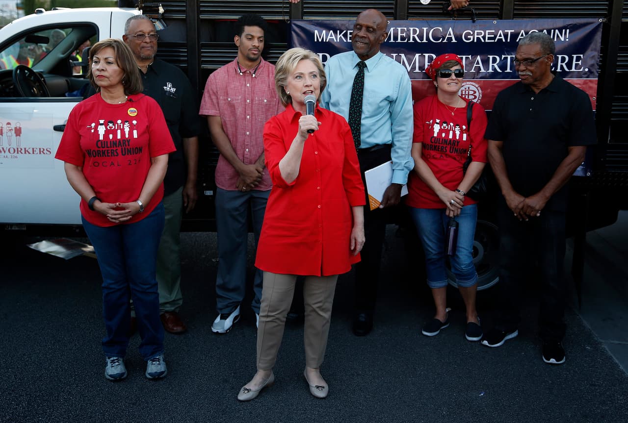 Hillary Clinton vapulea a Donald Trump frente a su casino