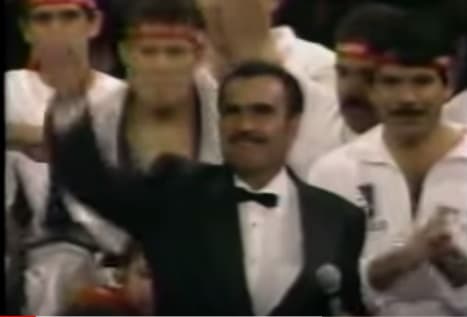 Vicente Fernández fue de los pioneros en presentarse en una función de box interpretando el Himno Nacional Mexicano. Aquí en 1992, previo a la pelea entre Julio César Chávez y Héctor 'Macho' Camacho.