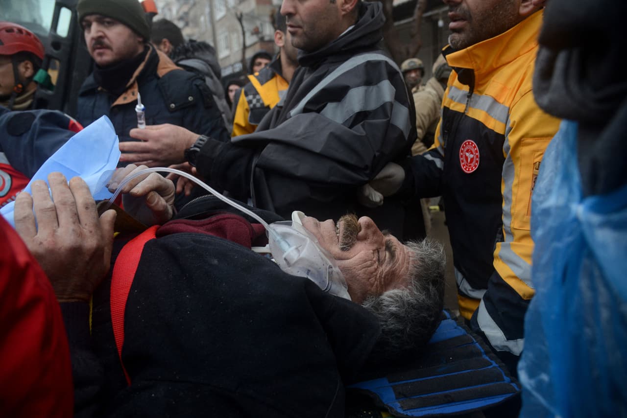 Este hombre pudo ser rescatado por bomberos en la ciudad de Diyarbakir, en Turquía, donde decenas de edificios de derrumbaron tras el terremoto.