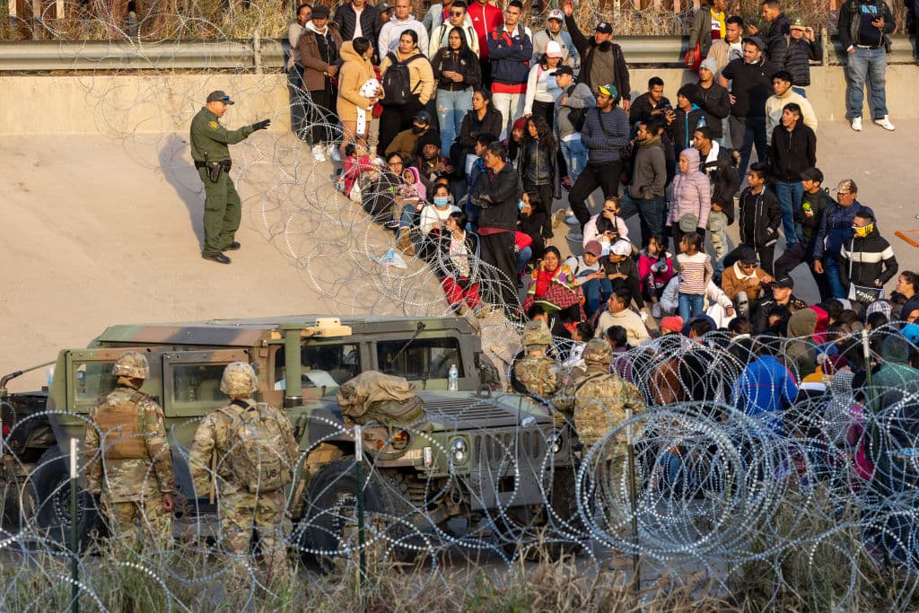 Desde temprana hora, en la mexicana Ciudad Juárez, en donde usualmente se entregan los migrantes para solicitar asilo había alambres de púas y los agentes de la Guardia Nacional de Texas llegaron con vehículos Hammer y armados.