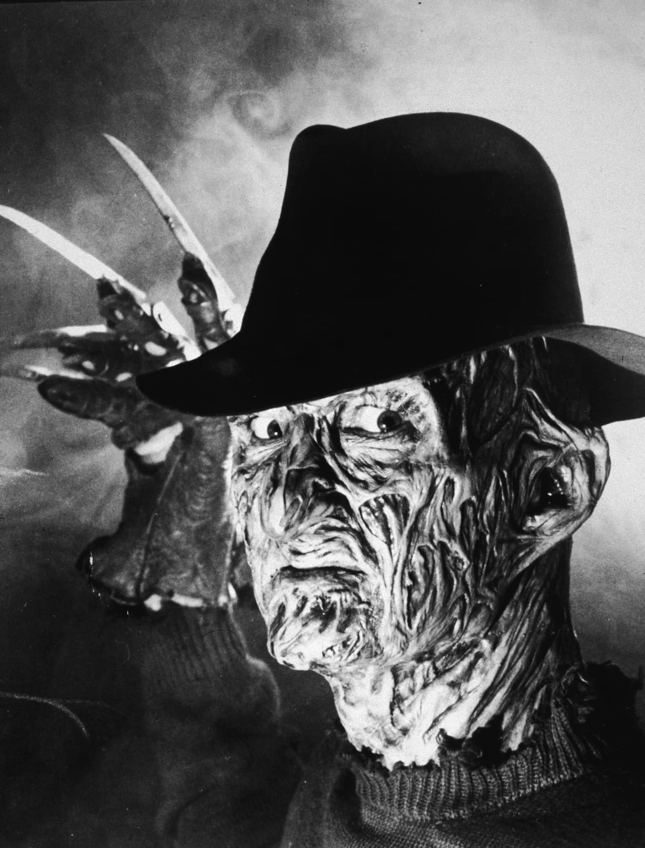 <b>Robert Englund - Freddy Krueger</b>
<br>‘Pesadilla en la calle Elm’ salió a la luz en 1984; en ese entonces, Robert se convirtió en el legendario Freddy Krueger, un malvado asesino en serie que destacó por usar una camisa roja con franjas negras, sombrero y guantes con cuchillos.