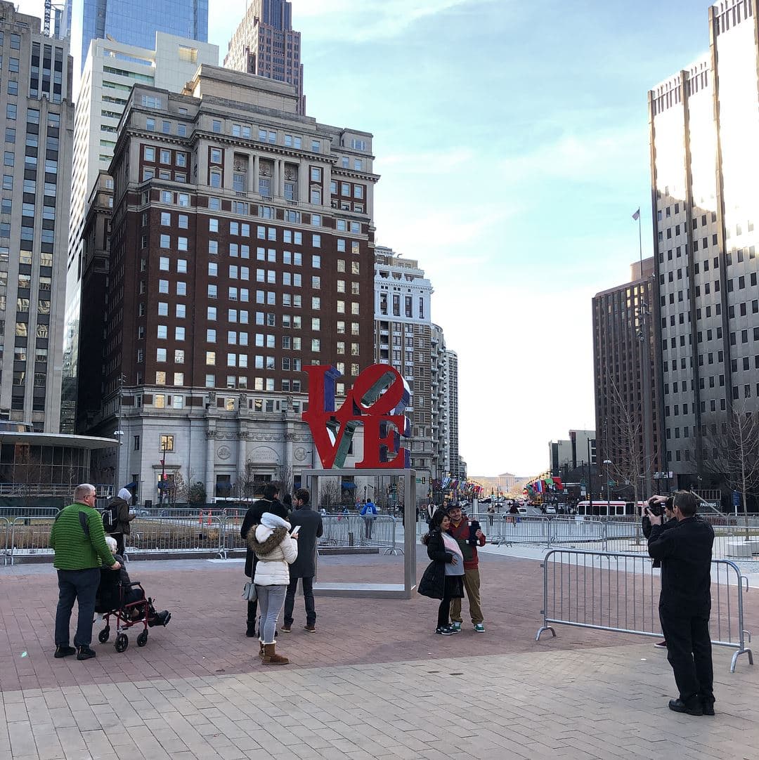 <b><a href="https://myphillypark.org/what-we-do/programs/lovepark/" target="_blank">LOVE Park Balloon Transformation (5 y 14 de febrero)</a></b>: LOVE Park, hogar de la icónica estatua LOVE de Robert Indiana, se transformará en la mejor oportunidad para tomar fotografías antes del Día de San Valentín con miles de globos alrededor de la estatua y alrededor del parque. También habrá un puesto de fotos en el lugar, para que puedas mostrarle al mundo lo romántica que es la Ciudad del Amor Fraternal y el Afecto entre Hermanas.