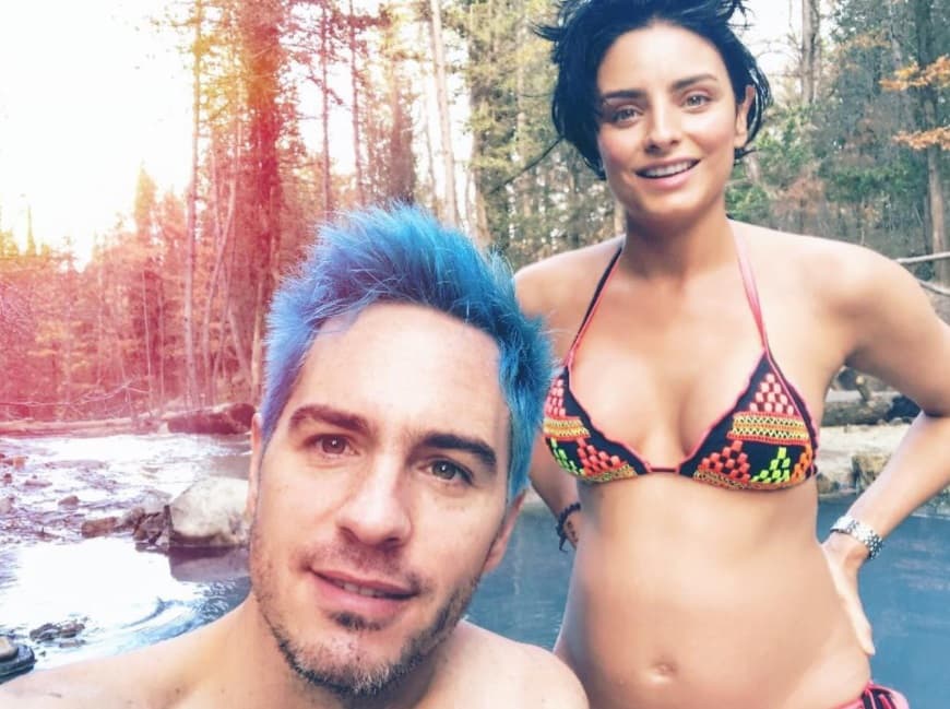 Fue en este viaje que la actriz mostró por primera vez el crecimiento de su bebé, posando en bikini en un lugar de aguas termales en Italia.